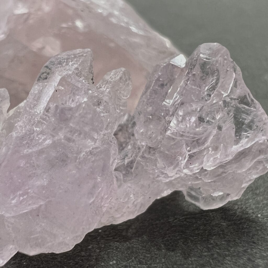 ローズクォーツの結晶と結晶破片 ブラジル産 | クリスタル・ワールド