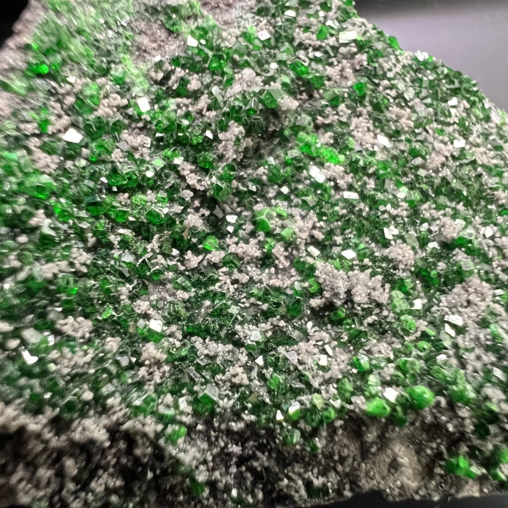 ウバロバイト（灰クロム石榴石） | クリスタル・ワールド御徒町店